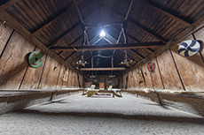 Mittelhalle mit Feuerstelle